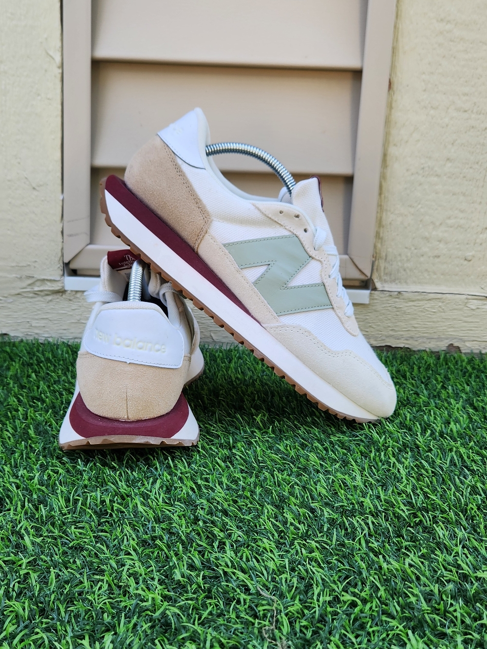 New Balance Men's Beige White Retro Runner with Burgundy Accent Size 9.5